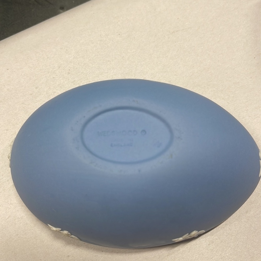 Wedgewood blue jasperware egg shaped box - Picture 8 of 11